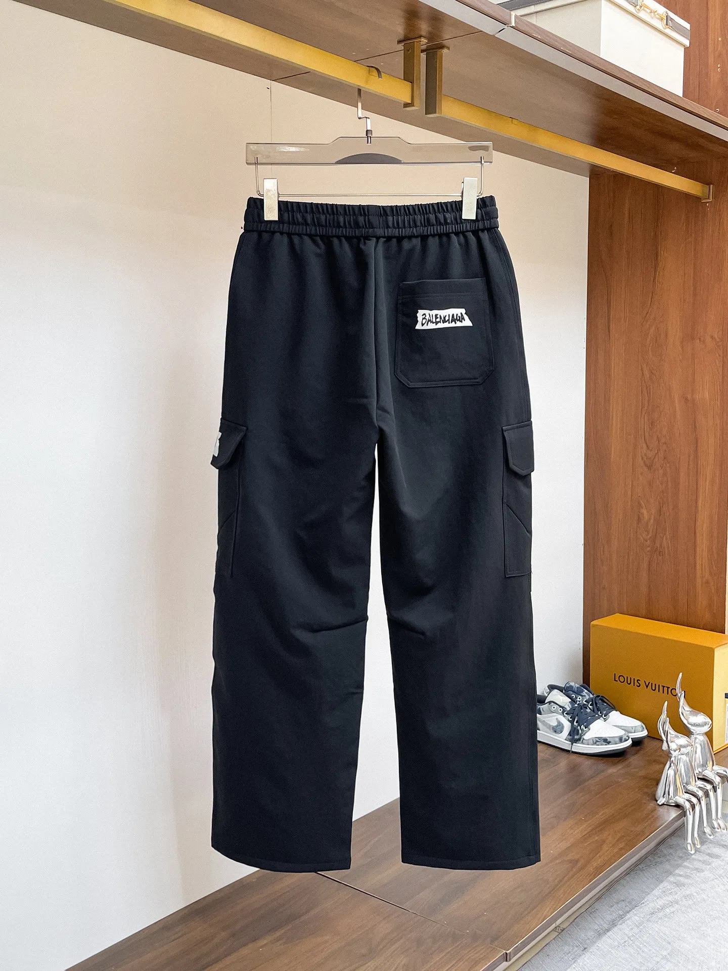 Balenciaga [High Version] 2026 Autumn and Winter latest products, available at counters at the same time, Original product, fashionable casual trousers and casual trousers, using imported original fabrics, top-grade embroidery 🪡 craft letter pattern logo, original hardware accessories decoration, simple yet fashionable, fashionable and handsome upper body, Sizes: M-3XL